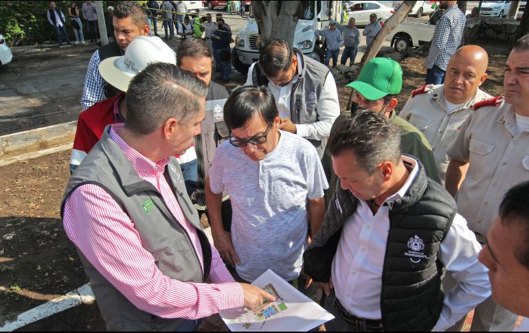Pablo Lemus Navarro, instruyó a personal de obras públicas a derribar la barda que dijo fue construida sin los permisos. EL INFORMADOR/A. CAMACHO