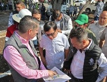 Pablo Lemus Navarro, instruyó a personal de obras públicas a derribar la barda que dijo fue construida sin los permisos. EL INFORMADOR/A. CAMACHO