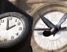 Dentro de las razones que el gobierno ha informado se encuentran el mínimo ahorro de energía y los potenciales daños a la salud que esto podría originar. AFP/ARCHIVO