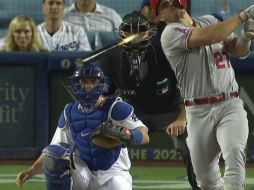 El hecho ocurrió durante la novena entrada, cuando la pelota rompió el tolete que salió disparado hacia atrás y golpeó al juez Nate Tomlinson directamente en la nariz. TWITTER