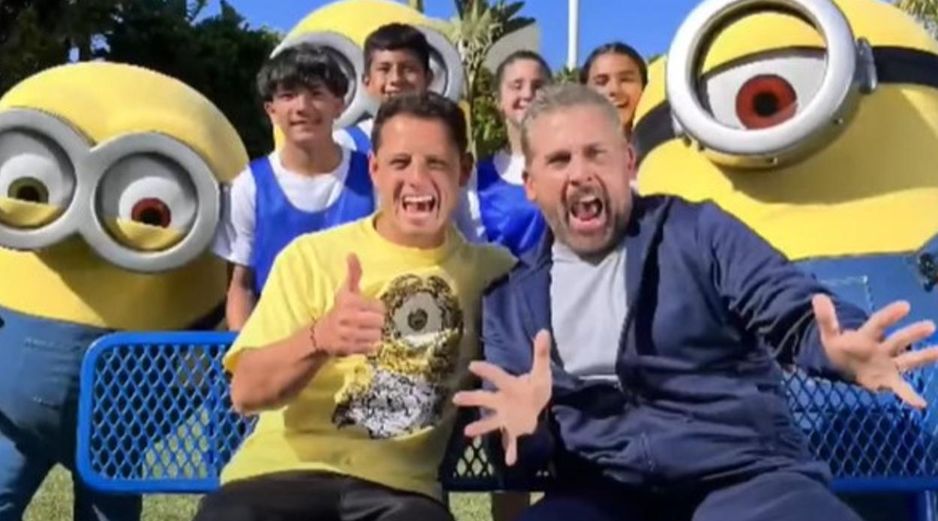 Steve Carell y Chicharito en el promocional. YOUTUBE/@Buzz