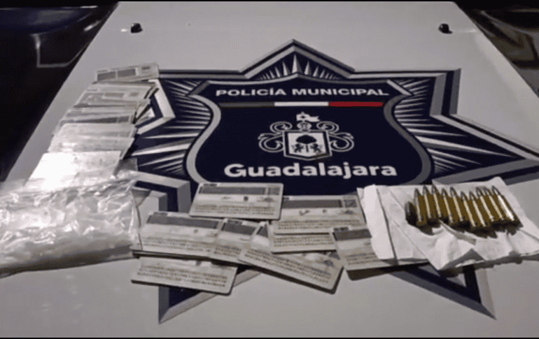 Al sujeto le aseguran cerca de 28 credenciales del INE de diferentes personas, así como 10 cartuchos de arma larga aparentemente calibre .223 y 40 gramos de presunto 