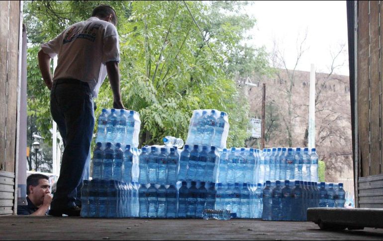 Existen alrededor de 160 mil tomas clandestinas de agua potable en la Zona Metropolitana de Monterrey. ESPECIAL