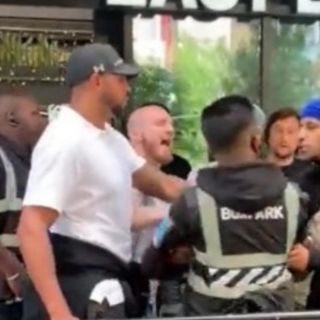 ¡A la lona! Exboxeador noquea a una persona en plena calle en Londres (VIDEO)