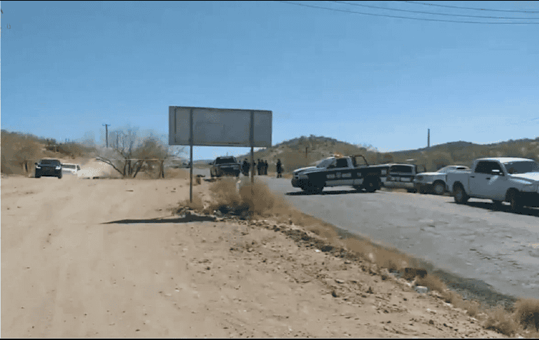 Mientras trnasmitía en vivo el periodista Jesús Manuel Loroña se le acercaron hombres armados y lo despojaron del teléfono celular en Sonora. ESPECIAL