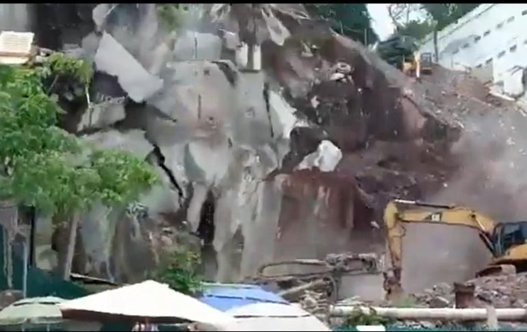El 10 de agosto de 2021, se desprendió parte de una ladera en la zona de Playa Los Muertos de Puerto Vallarta. ESPECIAL