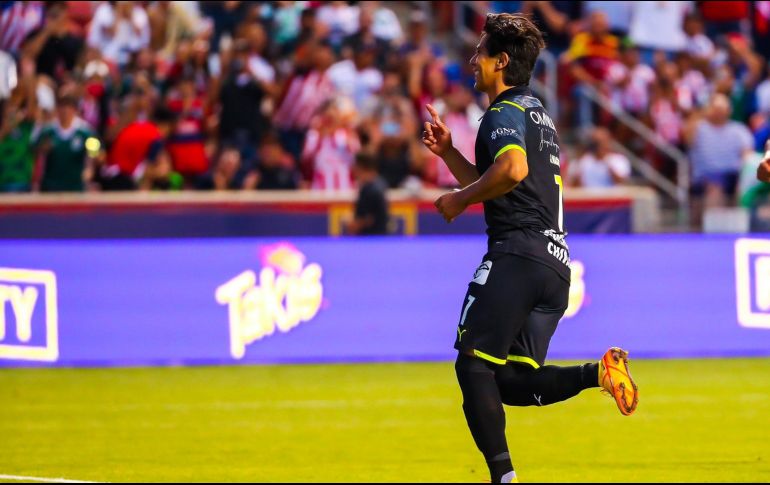 Macías marcó un doblete. TWITTER/@Chivas