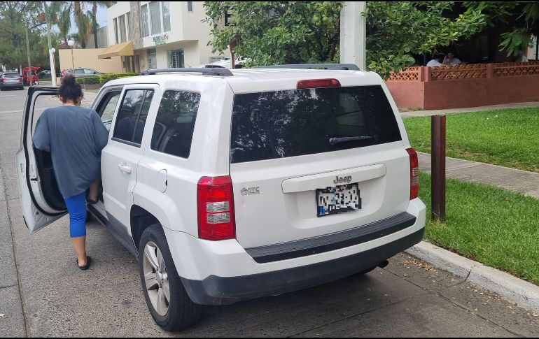 Una línea blanca y una señal de prohibición oculta confunden a quienes buscan estacionamiento en Niño Obrero y Juan Diego; la Policía Vial no sólo los multa, también lleva sus autos al corralón. EL INFORMADOR/G. Gallo