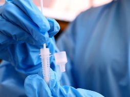 Los casos de coronavirus siguieron cayendo, con unos 3.2 millones de casos nuevos reportados la semana pasada, lo que amplió una tendencia a la baja desde el pico de enero. AFP / ARCHIVO