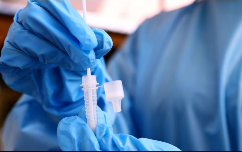 Los casos de coronavirus siguieron cayendo, con unos 3.2 millones de casos nuevos reportados la semana pasada, lo que amplió una tendencia a la baja desde el pico de enero. AFP / ARCHIVO