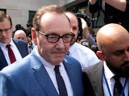 Kevin Spacey asistió este jueves al tribunal en Londres, donde lo acusaron de cuatro delitos sexuales. EFE / N. Hall