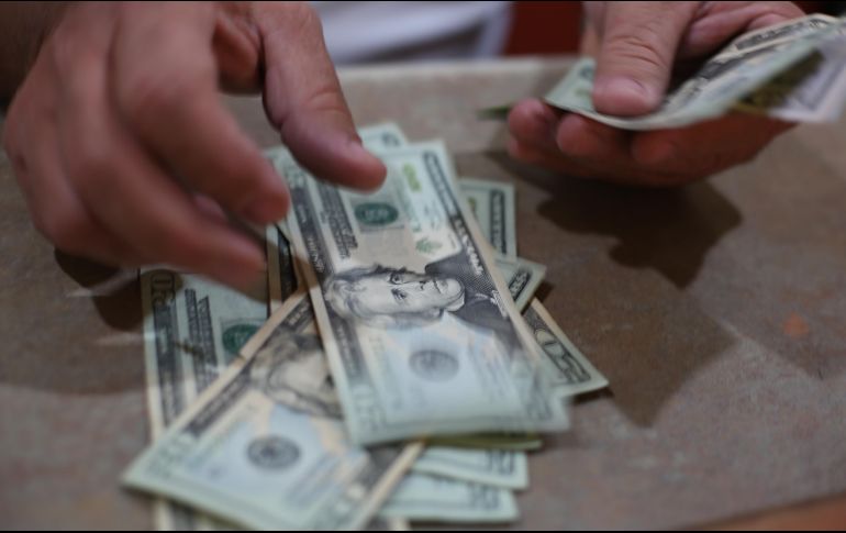 El dólar al menudeo en las ventanillas de los bancos se vende en 21.10 pesos, cifra 1.4% o 30 centavos por arriba al nivel registrado un día antes. EL INFORMADOR / ARCHIVO