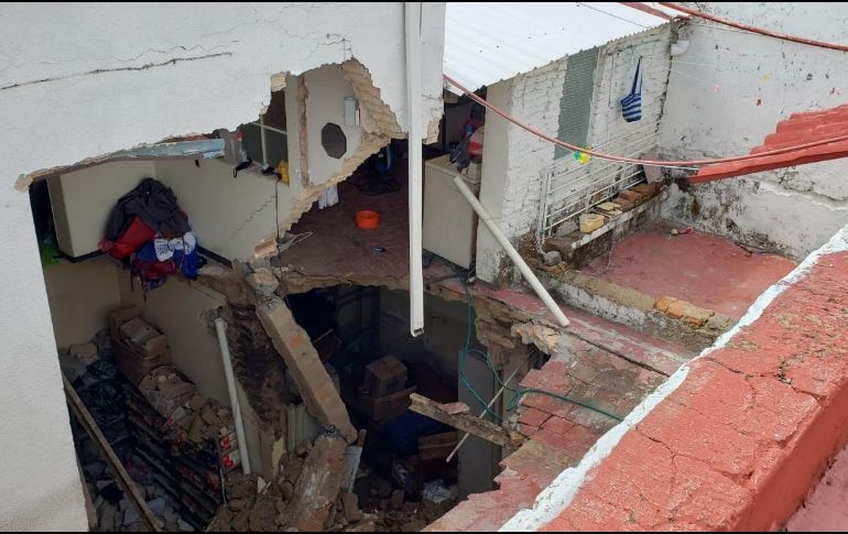 Protección Civil Jalisco realiza la evaluación de daños de casas aledañas para determinar habitabilidad de las mismas. ESPECIAL /