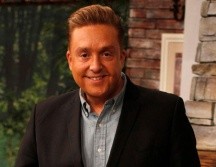 En la fotografía, se le ve a Bisogno junto a unos jóvenes disfrutando de una albercada. SUN / ARCHIVO