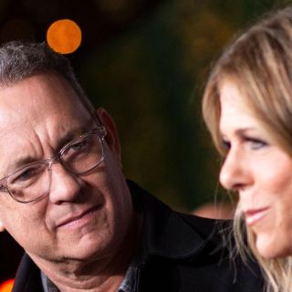 Tom Hanks: Fans hacen enojar al actor por casi tirar a su esposa Rita Wilson (VIDEO)