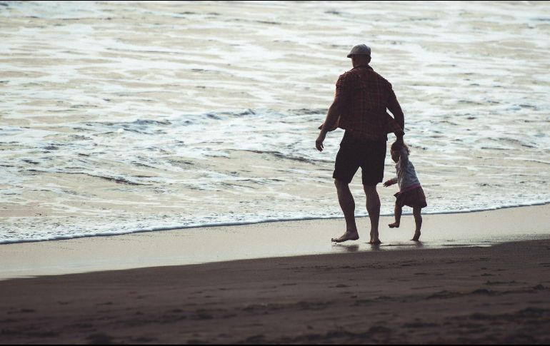 En el Día del Padre es común que se realicen festivales y otras actividades en escuelas de educación básica. ESPECIAL / Photo by Tim Mossholder on Unsplash.