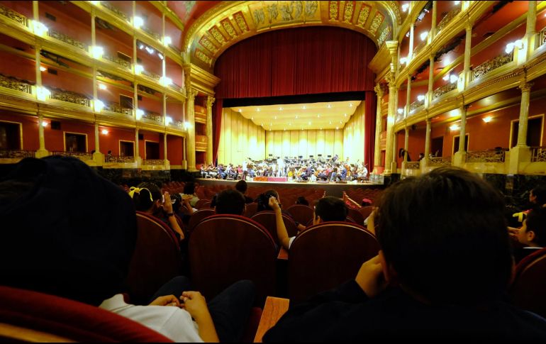 Al concluir el ensayo, el maestro José Luis Castillo tuvo un acercamiento con las niñas, niños y adolescentes de las casas hogar. CORTESÍA