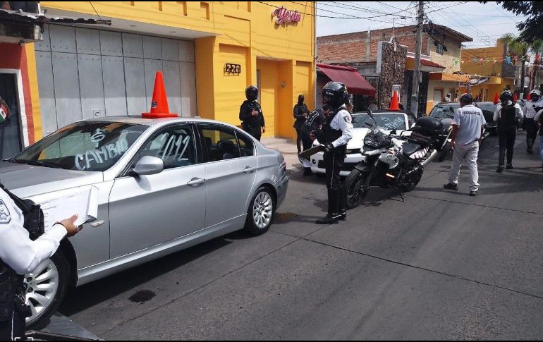 Autoridades clausuraron tres establecimientos por usar la vía pública para vender sus autos. ESPECIAL/Ayuntamiento de Guadalajara