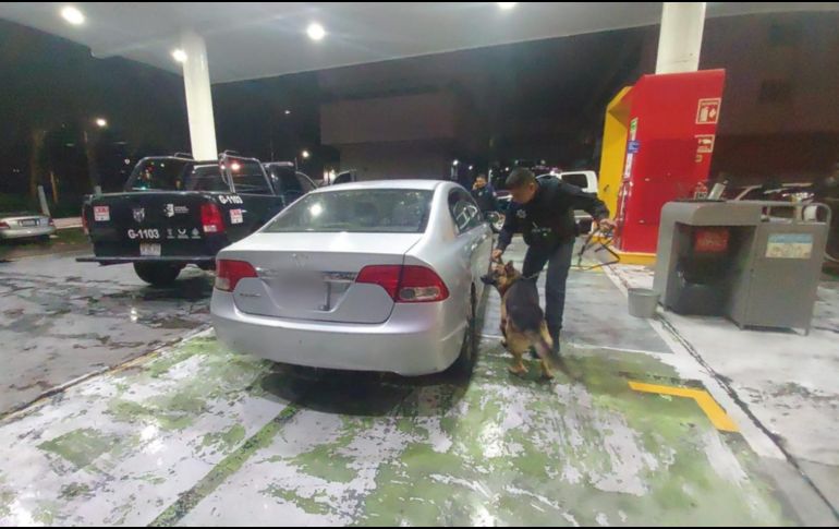 El adulto y el menor fueron detenidos mientras viajaban en un Honda Civic en el cruce de Calzada Independencia y Pablo Gutiérrez. ESPECIAL / Policía de Guadalajara