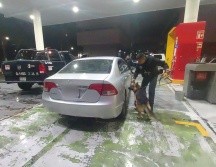 El adulto y el menor fueron detenidos mientras viajaban en un Honda Civic en el cruce de Calzada Independencia y Pablo Gutiérrez. ESPECIAL / Policía de Guadalajara