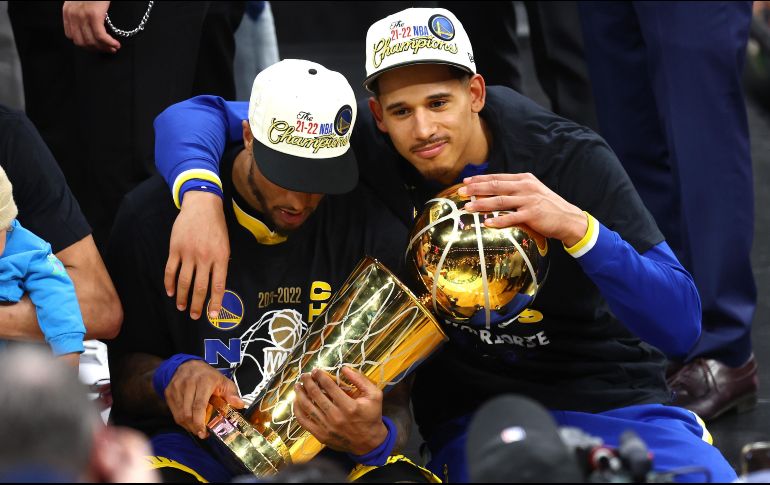 Juan Toscano-Anderson (D), de madre mexicana, padre puertorriqueño y nacido en California, llegó a los Warriors en 2019. Ahora ya es campeón de la NBA. AFP  / A. Glanzman