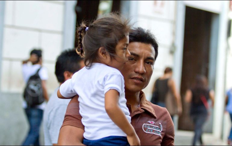 Al comunicar los beneficios de los permisos de paternidad se genera una cultura laboral que rompe los sesgos de género y se promueve que los padres se involucren en el desarrollo de sus hijos. NTX / ARCHIVO
