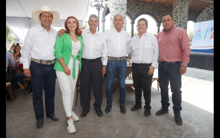 Crescencio Corona, Leticia Partida, Pedro Partida, Gildardo Partida, Norberto Partida y Javier Partida. GENTE BIEN JALISCO/Claudio Jimeno