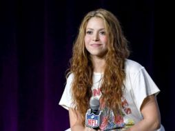 Shakira no ha querido hablar de la supuesta infidelidad del jugador de Barcelona; por ahora se concentra en su familia. AFP/ARCHIVO