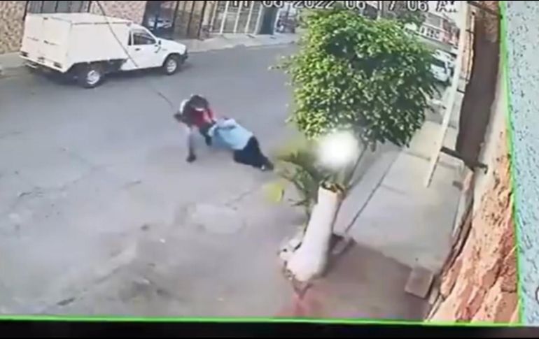 El robo se dio en el cruce de las calles Lucio Blanco y Bosque, en la colonia Lindavista de Tlaquepaque. ESPECIAL