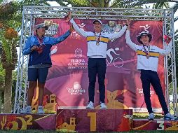 Francisco Solorza (centro) fue el autor de este valioso triunfo al consagrarse dentro de la categoría Sub-18 de Golf. CORTESÍA