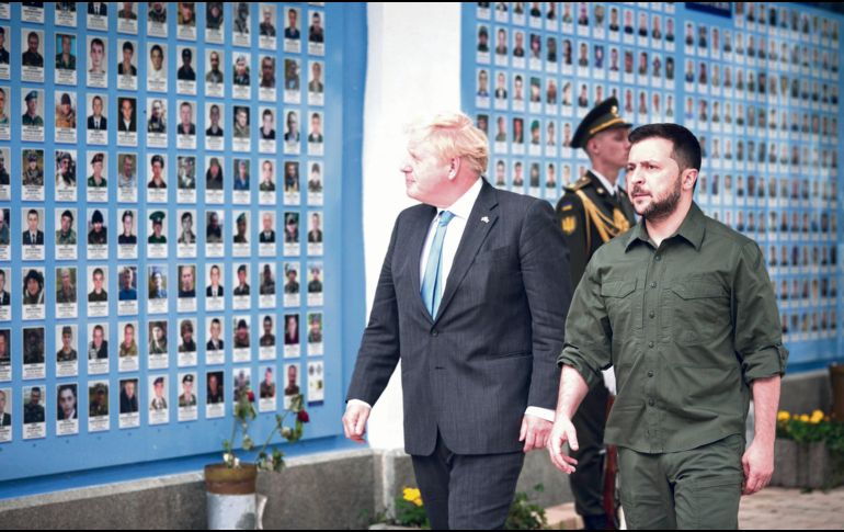 El primer ministro inglés, Boris Johnson, recorrió las calles de Kiev acompañado por Volodimir Zelenski. EFE