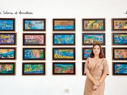 María José Ochoa, la directora de Sala Silenciosa en Casa Orozco posa delante de la obra de Domitila Domínguez Manuel “Domi”. EL INFORMADOR/ N. Gutiérrez