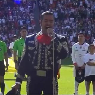 ¡Qué oso! Pablo Montero se equivoca en el Himno y lo abuchean (VIDEO)