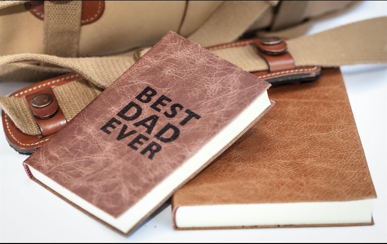 Sorprende a papá en este Día del Padre con un gran regalo. ESPECIAL/Photo by Hope House Press-Leather Diary Studio on Unsplash.