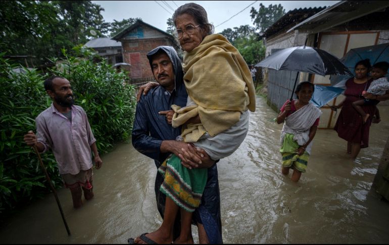 Militares indios apoyan las labores de rescate en las comunidades más afectadas. AP/A. Nath