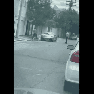 Lava a manguerazos su Porsche en plena crisis de agua en Nuevo León