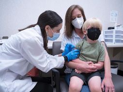 Fletcher Pack, un niño de tres años, se vacunó contra el COVID hoy lunes. AP / S. Rayford
