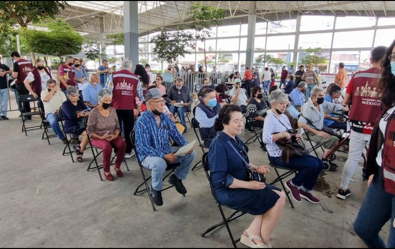 Adultos mayores acudieron al Parque San Jacinto en Guadalajara a registrarse a la Pensión del Bienestar. EL INFROMADOR/ R. BOBADILLA