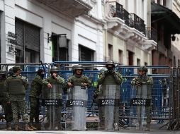 El Palacio de Carondelet, la sede del gobierno nacional, amaneció fuertemente resguardado por cientos de policías y militares, vallas y alambres de púas. EFE / J. Jácome