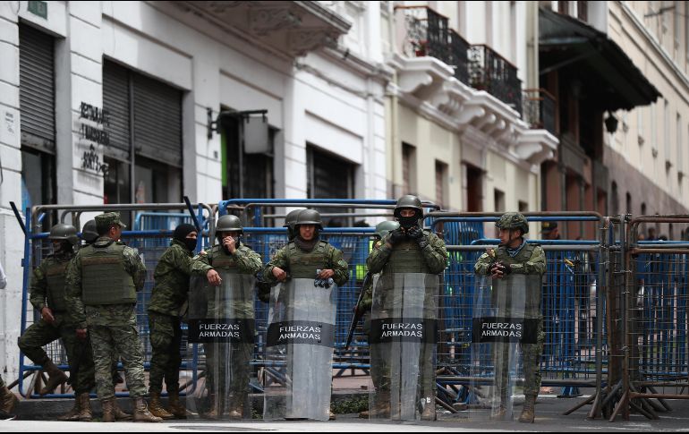 El Palacio de Carondelet, la sede del gobierno nacional, amaneció fuertemente resguardado por cientos de policías y militares, vallas y alambres de púas. EFE / J. Jácome