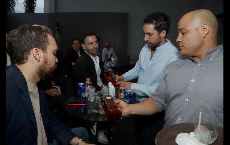 Sirviendo el Whiskey. GENTE BIEN JALISCO/Claudio Jimeno