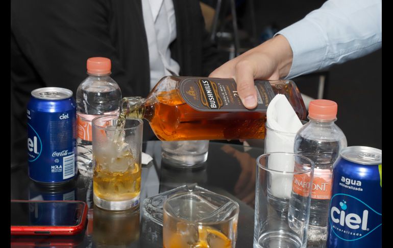 Sirviendo el Whiskey. GENTE BIEN JALISCO/Claudio Jimeno