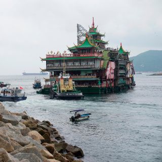 Bajo el agua: Se hunde el icónico restaurante flotante Jumbo de Hong Kong (FOTOS)