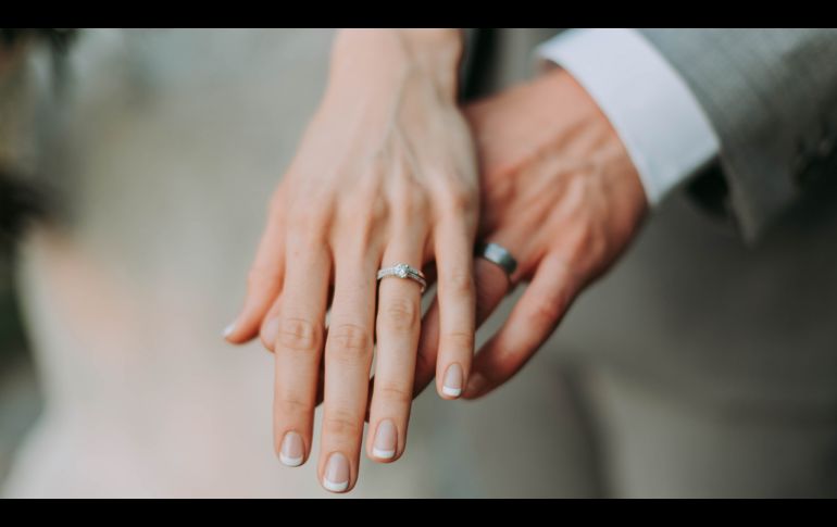 El simbolismo de este anillo es la confianza y entrega de los enamorados ante esta unión. UNSPLASH