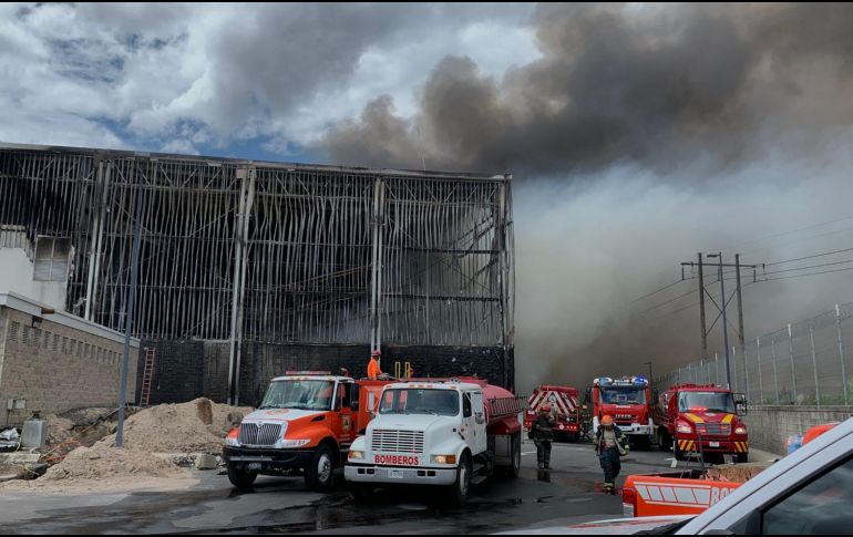 Hasta este momento, el incendio no ha sido controlado, sin embargo, no hay riesgo de que se propague a otras empresas. TWITTER / @PCJalisco