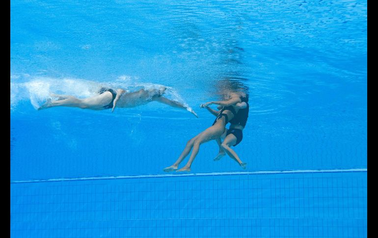En el rescate además colaboró un auxiliar de la competición y junto a Andrea Fuentes lograron sacar de la alberca a Anita Álvarez. AFP/O. SCARFF