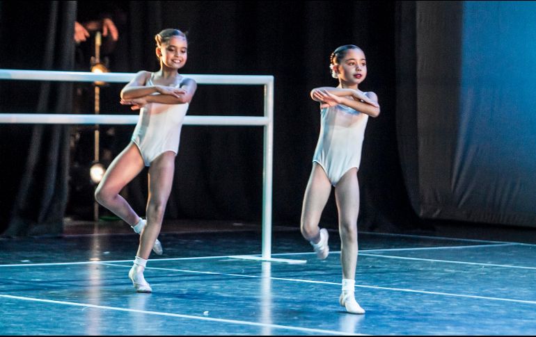De acuerdo con la Coordinación del Área de Danza, durante estos tres días las y los participantes conocerán la oferta de los programas de danza clásica y danza folclórica de la Escuela de Artes. EL INFORMADOR / ARCHIVO
