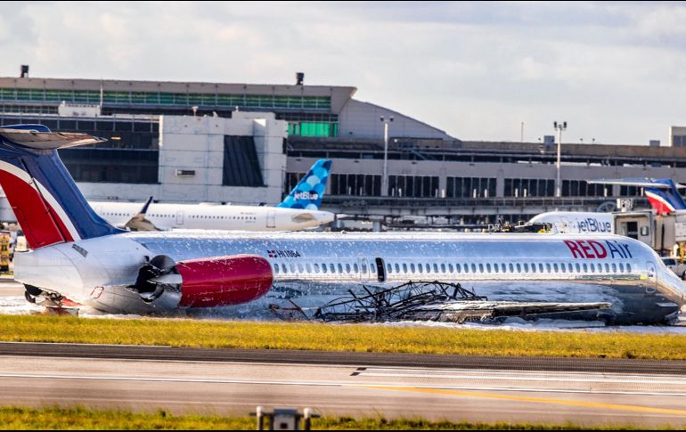 Un avión de una aerolínea dominicana se incendió el martes a su llegada al aeropuerto de Miami. AP