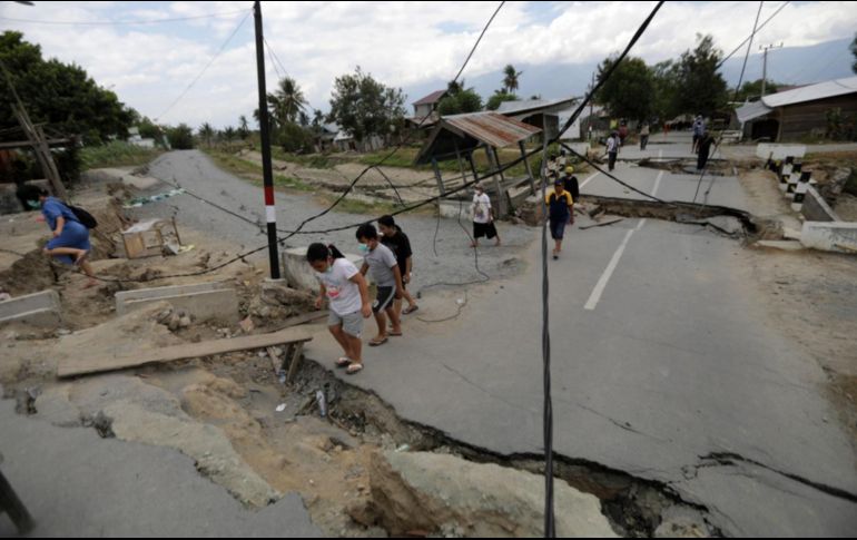 Lugareños caminan por las calles de Petobo, Indonesia, después de que un terremoto de magnitud 8 en 2018 dejara más de mil muertos. EFE/ARCHIVO