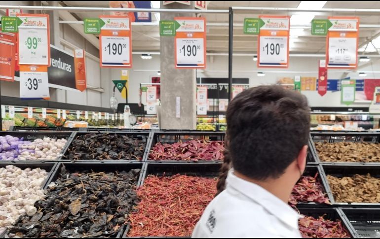 El programa federal sólo incluyó 24 de los 40 productos establecidos en la canasta básica, y de ellos 15 han subido de precio. EL INFORMADOR/G. Gallo